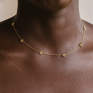 Collier fleur enfant par Caitlyn minimaliste Collier ras de cou avec breloques fleurs, parfait pour superposer Bijoux bohèmes Cadeau pour soeur NR112 18K GOLD