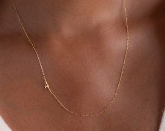 Collier avec lettres sur le côté par Caitlyn Minimaliste • Collier initial délicat et décentré • Bijoux personnalisés • Cadeau d'anniversaire pour elle • NM84F78