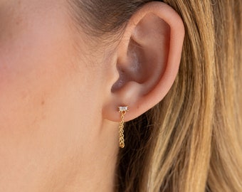 Boucles d'oreilles chaîne avec diamants baguette par Caitlyn Minimalist • Clous d'oreilles avec chaîne pendante • Bijoux de mariage • Cadeau pour demoiselles d'honneur • ER394