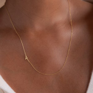 Collar con letra lateral de CaitlynMinimalist • Delicado collar con inicial descentrada • Joyería personalizada • Regalo de cumpleaños para ella • NM84F78