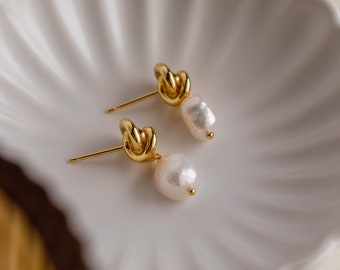 Pendientes colgantes de perlas con nudo de Caitlyn Minimalista • Regalo perfecto para la novia • Regalo para mamá • Pendientes colgantes con nudo celta minimalista • ER222