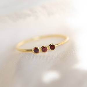 Dünner Geburtssteinring • Minimalistischer Stapelring, perfekt für den Alltag • Zierlicher Edelsteinring • Muttertagsgeschenk • RM07a