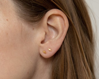 Bolt Ohrstecker von Caitlyn Minimalistisch • Gold Blitz Knorpelohrring • Second Hole Ohrringe • Minimalist Schmuck Geschenk • ER132