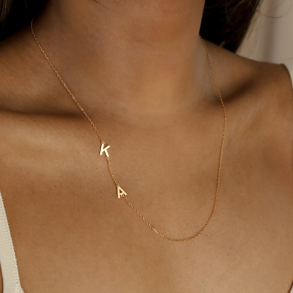 Off-Center Letter ketting van CaitlynMinimalist • Zijwaartse initiële ketting • Minimalistische naamketting • Perfect cadeau voor moeder • NM84F77