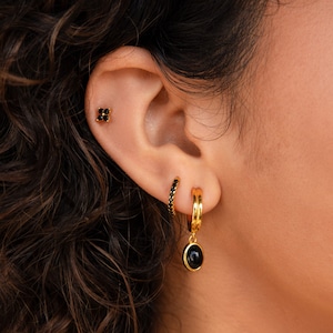 Onyx Geburtsstein Ohrringe Set von Caitlyn Minimalist • Schwarzer Diamant Creolen • Zierliche Blumen Ohrstecker • Minimalistischer Schmuck • Geschenk für Sie
