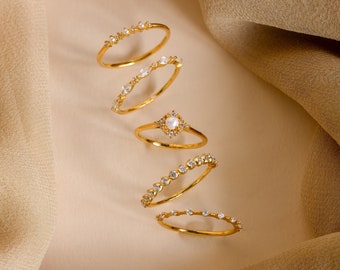 Pearl Diamond Stacking Rings door Caitlyn Minimalist • Sierlijke gouden parelringen • Diamond stapelbare ringen set • Maid of Honor cadeau voor haar