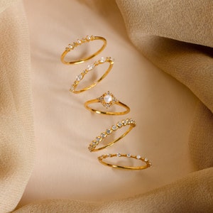 Anillos apilables de perla y diamantes de Caitlyn Minimalist • Delicados anillos de perla dorada • Juego de anillos apilables de diamantes • Regalo para dama de honor