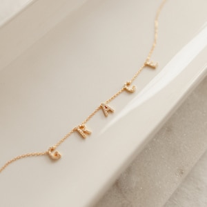 Collar con letras pavé de CaitlynMinimalist • Collar VOTE • Collar con nombre y diamantes pavé • Regalos para madres • Regalo perfecto para ella • NM70