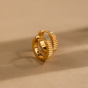 Ribbed Huggie Earrings by Caitlyn Minimalist • Thick Hoop Earrings in Gold & Silver • Perfect Everyday Look • Birthday Gift for Her • ER334
