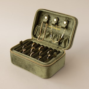 Grünes Samt Schmuckkästchen von Caitlyn Minimalist • Reise Schmuckschatulle • Minimalistischer Schmuck Box Organisator • Geschenk für Freundin • XR085