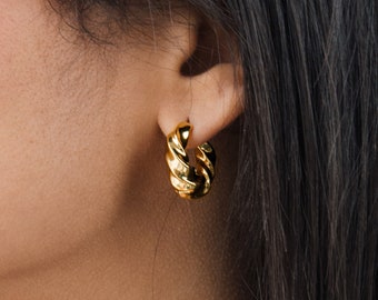 Créoles en spirale tendance minimalistes de Caitlyn • Boucles d'oreilles modernes • Créoles géométriques • Boucles d'oreilles Huggie • Cadeau parfait pour elle • ER106