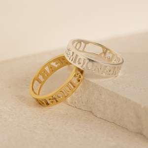 Anillo con nombre moderno de Caitlyn Minimalist • Anillo con números romanos • Anillo de compromiso hecho a mano • Joyas personalizadas para hombres • Regalo personalizado • RM03