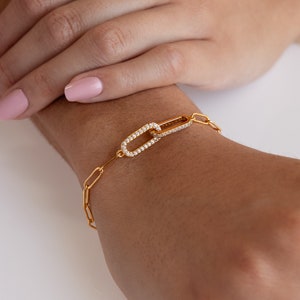 Bracelet à maillons pavé de diamants par Caitlyn Minimalist • Bracelet chaîne avec trombone délicat • Bijoux minimalistes • Cadeaux d'anniversaire • BR044