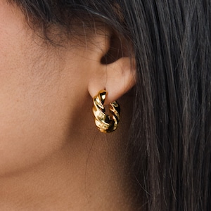 Statement Spiral Hoops by Caitlyn Minimalist • Modern Earrings • Geometric Hoops Earrings • Huggie Earrings • Perfect Gift for Her • ER106