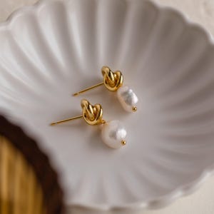 Boucles d'oreilles pendantes en perles et nœud celtique par Caitlyn Minimalist • Boucles d'oreilles puces en perles et nœud celtique doré • Bijoux de mariage • Cadeau pour maman • ER222