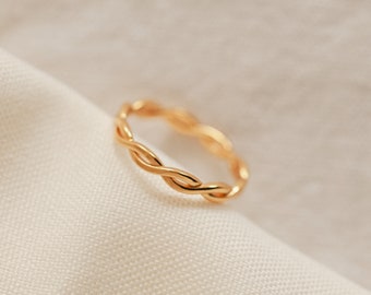 Geflochtener Ring von Caitlyn Minimalist • Flechtring in Gold • Freundschaftsring • Verlobungsring • Perfektes Geschenk für Sie • RR016