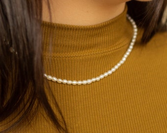 Collier ras de cou en perles par Caitlyn Minimalist • Collier de perles délicat • Cadeaux de demoiselles d'honneur • Cadeau pour maman • Cadeaux parfaits pour elle • NR027