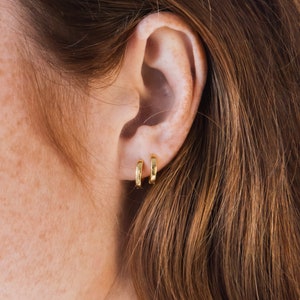 Huggie Ohrringe • Huggie Hoop Ohrringe in Gold, Sterling Silber, Roségold von Caitlyn Minimalist • Perfekt für den Alltag • ER007