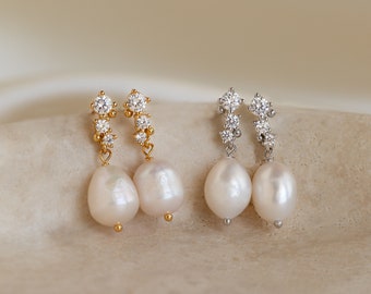 Boucles d'oreilles pendantes en perles et diamants par Caitlyn Minimalist • Boucles d'oreilles pendantes en perles délicates • Bijoux de mariage vintage • Cadeau de demoiselle d'honneur • ER344