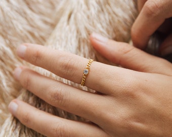 Bague avec pierre de naissance avec chaîne gourmette par CaitlynMinimalist • Bague avec pierres précieuses délicates • Cadeaux d'anniversaire • Cadeau pour meilleur ami • 67 RM