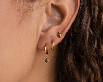 Parure de boucles d'oreilles en péridot par Caitlyn Minimalist • Boucles d'oreilles pendantes, créoles et clous d'oreilles • Bijoux avec pierre de naissance verte • Cadeau pour femme • ER383
