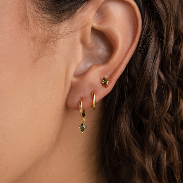 Conjunto de pendientes de peridoto de Caitlyn Minimalist • Pendientes colgantes, pendientes de aro y pendientes de botón • Joyería con piedra natal verde • Regalo para esposa • ER383