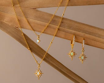 Conjunto de colar e brincos com estrela de opala da Caitlyn Minimalist • Conjunto de colar em camadas com design de estrela • Brincos de argola com opala cravejada • Presente de aniversário • MB021