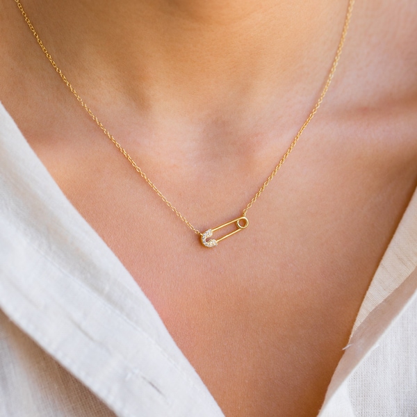 Collier minimaliste avec épingles à nourrice pavé de Caitlyn • Collier à breloques en diamants délicats • Collier à pendentif pavé • Cadeau d'anniversaire parfait • NR095