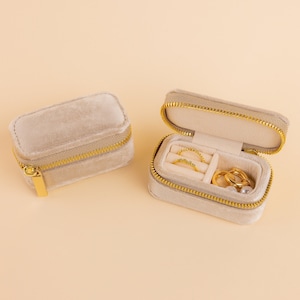 Mini portagioie da viaggio di Caitlyn Minimalist • Organizer per anelli in velluto beige • Delicato portagioie da viaggio • Regalo perfetto per la figlia • XR024