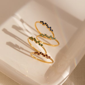 Petite bague en grappe avec pierre de naissance par Caitlyn minimaliste • Cadeau meilleure amie pour elle • Bague avec pierre gemme personnalisée délicate • Bijoux minimalistes • RM112