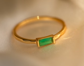 Zierlicher Jade Baguette Ring von Caitlyn Minimalist • Zierlicher Grüner Kristall Ring • Dünner gehämmerter Ring • Jade Schmuck • Geschenk für Sie • RR121