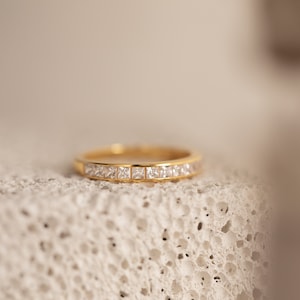 Minimalist Diamant Band in Gold von Caitlyn Minimalist Ehering, Verlobungsring, Versprechensring Hochzeitsschmuck für Bräute RR067 Bild 1