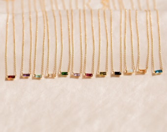 Collier minimaliste avec pierres de naissance baguette par Caitlyn • Bijoux délicats en pierres précieuses pour tous les jours • Cadeaux personnalisés • Cadeau parfait pour elle • NR136