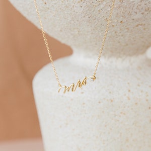 Mrs.-Halskette mit weißem Diamant von Caitlyn Minimalist • Hochzeitsgeschenk • Mrs-Schmuck • Brautparty-Geschenk • NR033