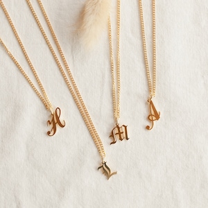 Colar com inicial e corrente de meio-fio por CaitlynMinimalist • Colar com letras • Colar com nome • Presente para mãe • Presente para ela • NM13aF89