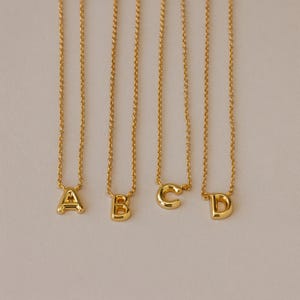 Delicado collar con letra burbuja de Caitlyn Minimalist • Collar con inicial de oro 3D para uso diario • Joyas de verano • Regalos para ella • NR282