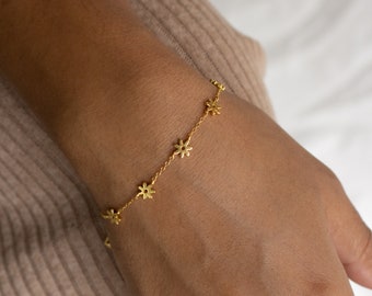 Bloemenkindarmband van Caitlyn minimalistisch • Bloem bedelarmband • Boho sieraden • Vriendschapsarmband • Bruiloft bloemenmeisje cadeau • BR019