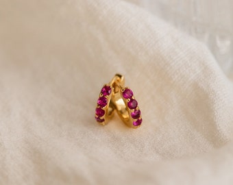Boucles d'oreilles Huggie avec pierres précieuses rubis par Caitlyn Minimalist • Boucles d'oreilles minimalistes en cristal avec pierre de naissance • Cadeau d'anniversaire parfait pour un ami • ER111
