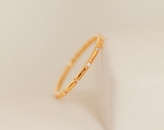 Streudiamant Ring von Caitlyn Minimalistisch • Space Diamant Eternity Ring • Schlichter Versprechensring • Verlobungsring • RR015