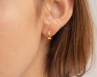 Boucles d'oreilles Huggie articulées par Caitlyn Minimalist • Créoles en or • Look minimaliste parfait • Cadeaux de demoiselle d'honneur • ER056