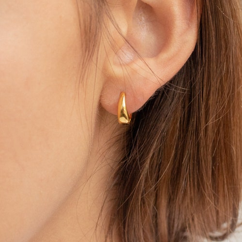 LUCY Hinged Huggie Earrings by Caitlyn Minimalist • Gold Hoop Earrings • Perfect Minimalist Look • Bridesmaid Gifts  • ER056