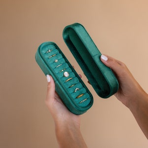 Ringbox aus grünem Samt mit 11 Fächern von Caitlyn Minimalistisch • Ringhalter • Minimalistischer Schmuck Organizer • Erinnerungsbox • Geschenk für Sie • XR029