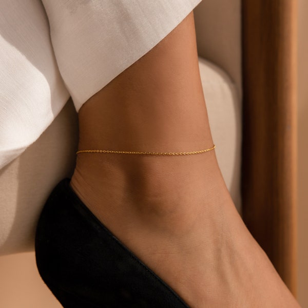 Minimalist Chain Anklet by Caitlyn Minimalist • Dainty Rolo Chain Ankle Bracelet • Simple Gold Jewelry • Perfect for Everyday • BR053