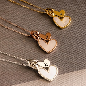 Collar de corazón con inicial de perla de CaitlynMinimalist • Collar con colgante de nácar personalizado • Joyería personalizada • Regalo para ella • NM163F47