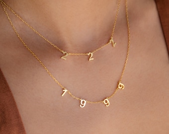 Collar con número de ángel de Caitlyn Minimalista • Collar personalizado del año de nacimiento • Collar gótico inglés antiguo en oro • Regalo de graduación • NM54F69