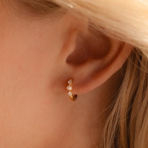 Pearl Diamond Huggies par Caitlyn Minimalist • Boucles d'oreilles en diamant délicats en or • Créoles en perles • Bijoux de mariage • Cadeau pour elle • ER369
