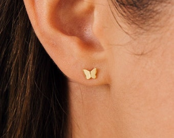 Puces d'oreilles papillon par Caitlyn Minimalist • Boucles d'oreilles papillon délicates pour votre quotidien • Joli cadeau d'anniversaire pour fille • ER255