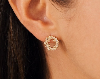 Boucles d'oreilles cercle diamant baguette par Caitlyn Minimalist • Boucles d'oreilles de mariée diamant élégantes, bijoux de mariage • Cadeau d'anniversaire • ER253