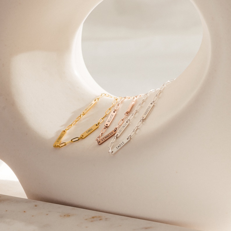 Mini bracelet porte-nom personnalisé minimaliste par Caitlyn Bracelet à breloques gravé avec une chaîne fine en forme de trombone Cadeau pour nouvelle maman BM56F39 image 7