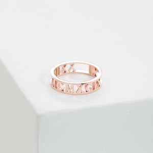 Ring mit römischen Ziffern nach Wunsch • Hochzeitsgeschenk • Jahrestagsgeschenk • Datumsring • Personalisierter Zahlenschmuck • Stapelbarer Verlobungsring • RM03F30